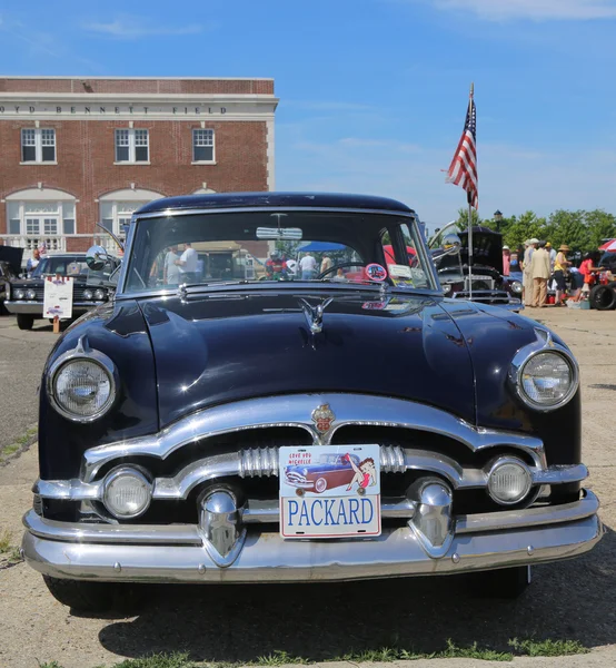 Историческая выставка 1954 года Packard на ежегодной выставке старинных автомобилей Бруклинской автомобильной ассоциации — стоковое фото