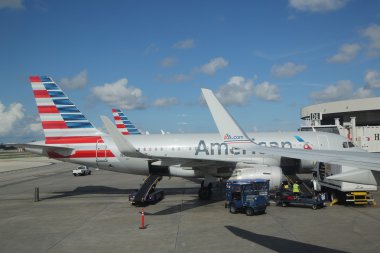  American Airlines Bagaj işleyicileri Miami Uluslararası Havaalanı'nda bagaj yükleme