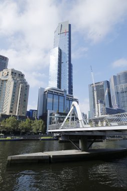 Melbourne Sergi Merkezi ve Melbourne silüeti 