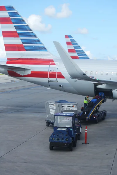 American Airlines bagażowych przesyłania bagażu w Miami International Airport — Zdjęcie stockowe