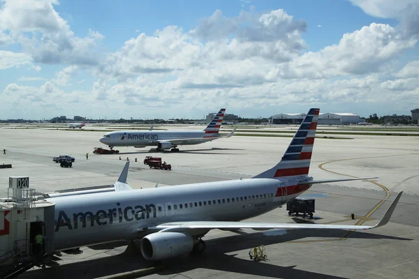 マイアミ国際空港で駐機場にアメリカン航空の飛行機 — ストック写真