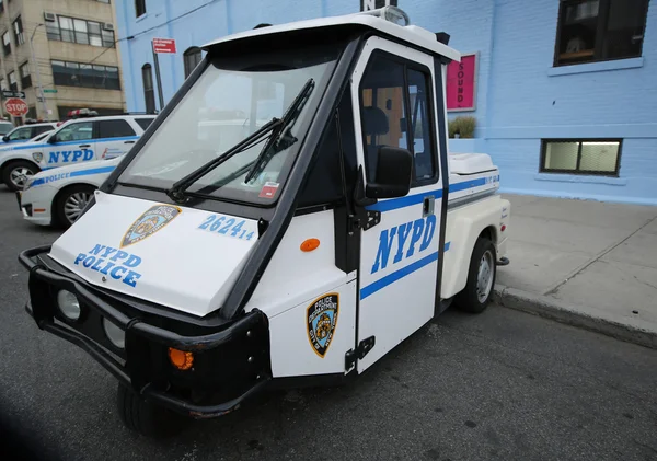 NYPD Interceptor Scooter assurant la sécurité au concert Hip Hop pendant Bushwick Collective Block Party — Photo
