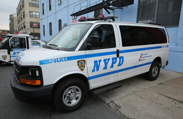 NYPD proporcionando seguridad en el Hip Hop concierto durante Bushwick Collective Block Party en Brooklyn — Foto de Stock