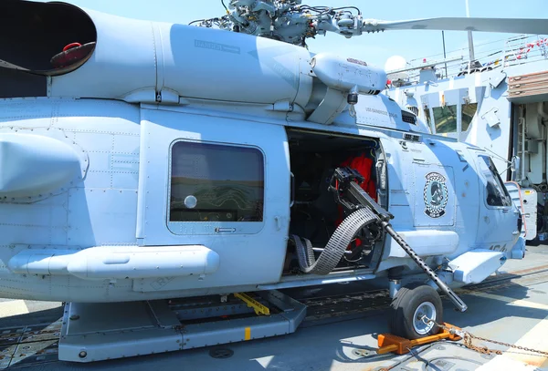 Sikorsky MH-60R Seahawk con una ametralladora calibre .50 — Foto de Stock