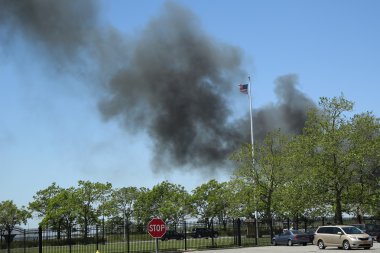 7-Alarm fırça yangın Brooklyn'de sırasında yoğun duman
