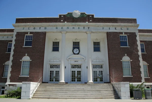 Historic Floyd Bennett Field Administration Building served as passenger terminal, air traffic control and baggage depot — Stock Photo, Image