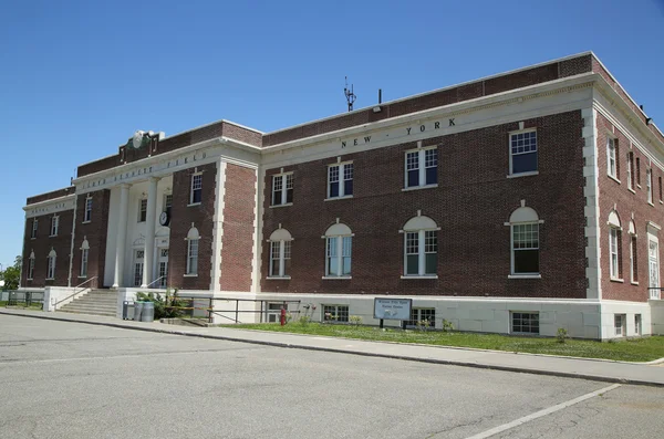 Historic Floyd Bennett Field Administration Building served as passenger terminal, air traffic control and baggage depot — Stock Photo, Image