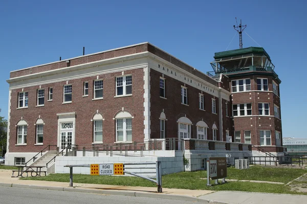 Histórico Floyd Bennett Field Administration Building serviu como terminal de passageiros, controle de tráfego aéreo e depósito de bagagem — Fotografia de Stock
