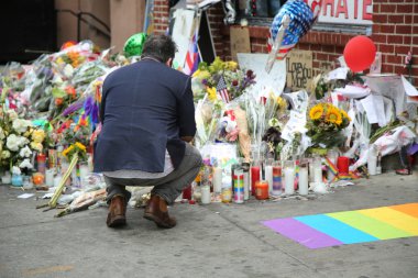 Yaslı Eşcinsel hakları işareti Stonewall Inn Orlando katliamı kurbanları onur