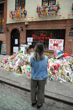 Yaslı Eşcinsel hakları işareti Stonewall Inn Orlando katliamı kurbanları onur