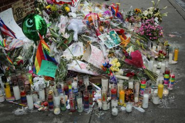 Atıcılık darbe kulübü, Orlando kitle kurbanları için dönüm noktası Stonewall Inn anıt dışarıda Eşcinsel hakları