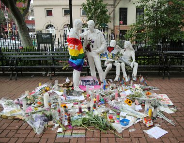 Eşcinsel özgürlük anıtında Christopher parkta Atıcılık darbe kulübü, Orlando kitle kurbanları için Heykel Sergisi