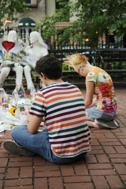 Yas tutanlar Orlando katliamı kurbanları Christopher Park Eşcinsel kurtuluş Memorial'dan onur