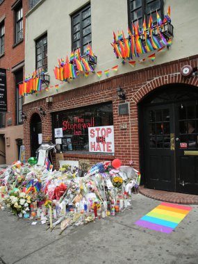 Atıcılık darbe kulübü, Orlando kitle kurbanları için dönüm noktası Stonewall Inn anıt dışarıda Eşcinsel hakları
