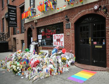 Atıcılık darbe kulübü, Orlando kitle kurbanları için dönüm noktası Stonewall Inn anıt dışarıda Eşcinsel hakları
