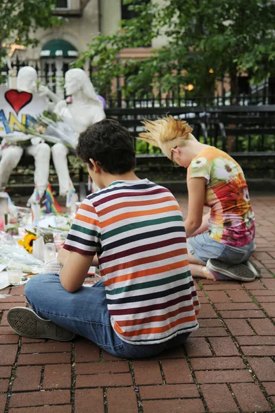 Mourners menghormati korban pembantaian Orlando di Gay Liberation Memorial di Christopher Park — Stok Foto