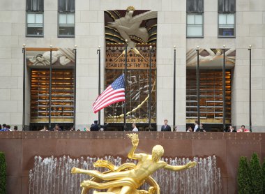 Rockefeller Plaza'daki Orlando katliamı kurbanları anısına yarım personel, uçan tek bir Amerikan bayrağı