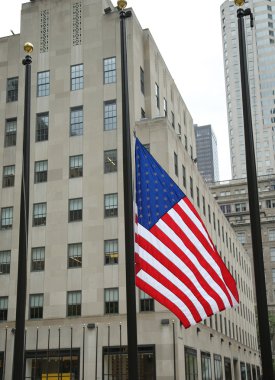 Rockefeller Plaza'daki Orlando katliamı kurbanları anısına yarım personel, uçan tek bir Amerikan bayrağı