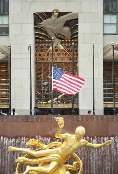 Jediného americká vlajka letí na polovinu personálu na památku obětí masakru Orlando v Rockefeller Plaza — Stock fotografie