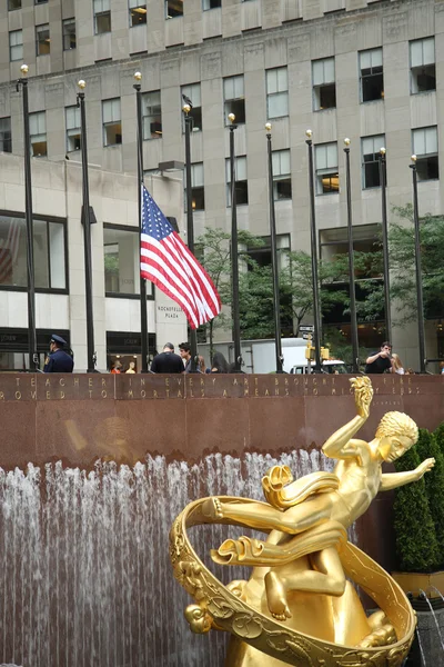 A single American flag flying at half staff in memory of Orlando massacre victims at Rockefeller Plaza — Stock Photo, Image