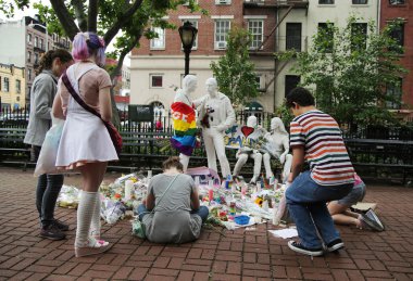 Yas tutanlar Orlando katliamı kurbanları Christopher Park Eşcinsel kurtuluş Memorial'dan onur