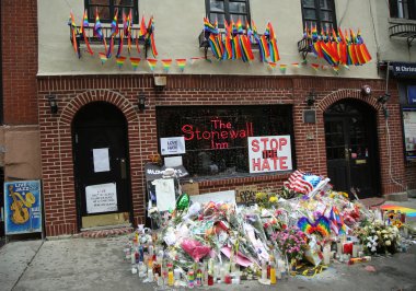 Atıcılık darbe kulübü, Orlando kitle kurbanları için dönüm noktası Stonewall Inn anıt dışarıda Eşcinsel hakları
