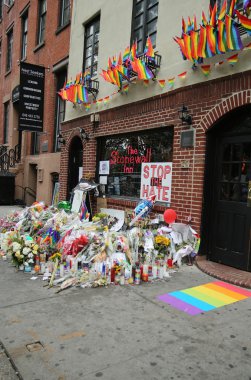 Atıcılık darbe kulübü, Orlando kitle kurbanları için dönüm noktası Stonewall Inn anıt dışarıda Eşcinsel hakları