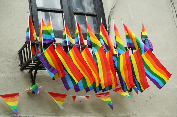 Флаги Rainbow у знака защиты прав геев Stonewall Inn в Нью-Йорке — стоковое фото