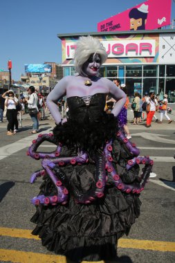 Katılımcılar Mart ayında 34 yıllık Mermaid Parade