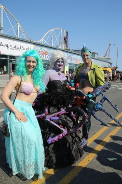 Katılımcılar Mart ayında 34 yıllık Mermaid Parade