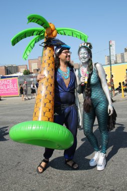 Katılımcılar Mart ayında 34 yıllık Mermaid Parade