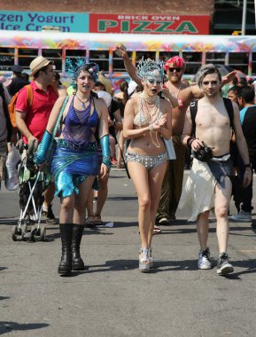 Katılımcılar Mart ayında 34 yıllık Mermaid Parade