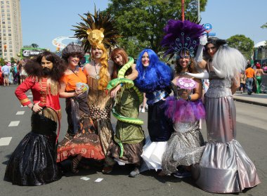 Katılımcılar Mart ayında 34 yıllık Mermaid Parade