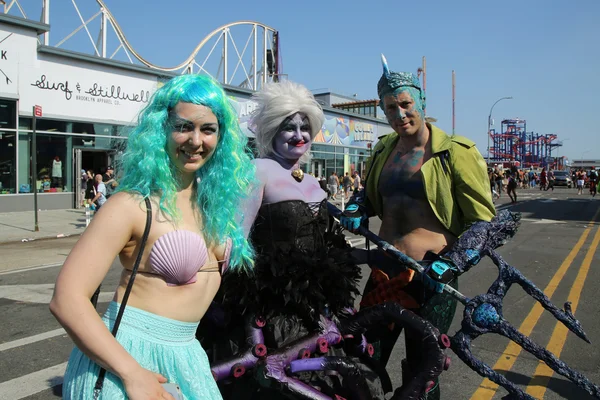 Participants march in the 34th Annual Mermaid Parade — Stock Photo, Image