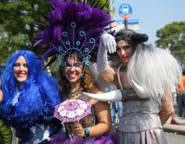 Katılımcılar Mart ayında 34 yıllık Mermaid Parade