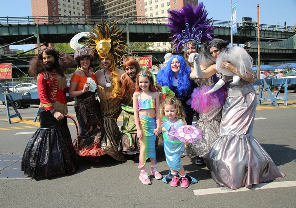 Deelnemers maart in de 34e jaarlijkse Mermaid Parade — Stockfoto