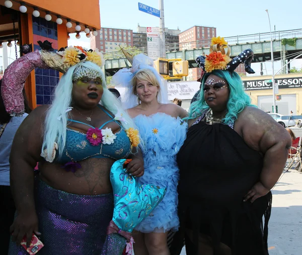 Participants march in the 34th Annual Mermaid Parade — Stock Photo, Image