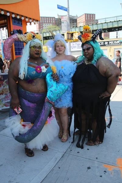 Participantes marcham no 34th Annual Mermaid Parade — Fotografia de Stock