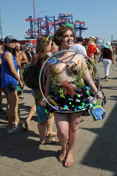 Deelnemers maart in de 34e jaarlijkse Mermaid Parade — Stockfoto