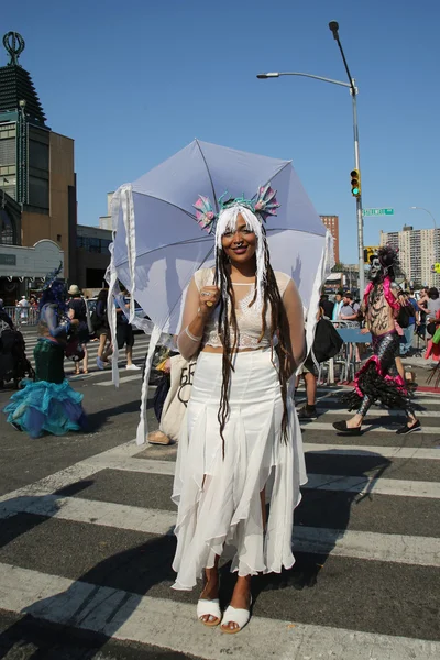 Participants march in the 34th Annual Mermaid Parade — Stock Photo, Image