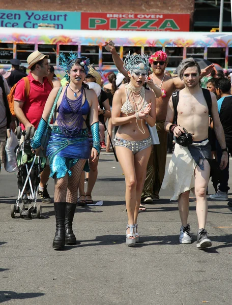 Katılımcılar Mart ayında 34 yıllık Mermaid Parade