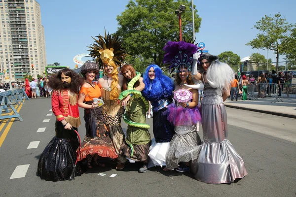 Participantes marchan en el 34º Desfile Anual de Sirenas — Foto de Stock