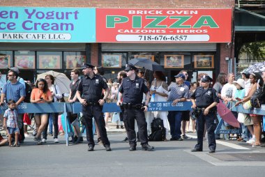 New York polisi 34 yıllık deniz kızı geçit töreninde güvenlik sağlama