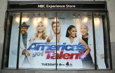 Nbc deneyim mağaza Vitrini Rockefeller Center America's Got Talent logosu ile dekore edilmiş