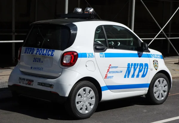 Nypd kleinstes Auto smart fortwo in lower manhattan. — Stockfoto