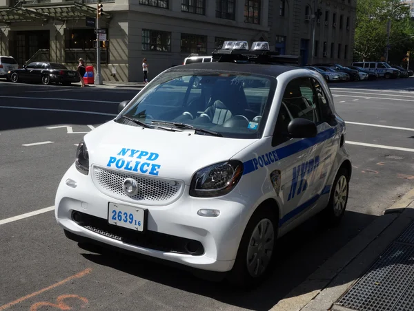 New York polisi en küçük araba aşağı Manhattan Smart Fortwo. — Stok fotoğraf