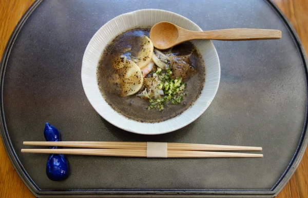 У ресторані для гурманів подають азіатському стилі суп. — стокове фото