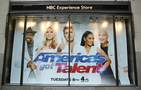 Présentoir de fenêtre NBC Experience Store décoré du logo America's Got Talent au Rockefeller Center — Photo