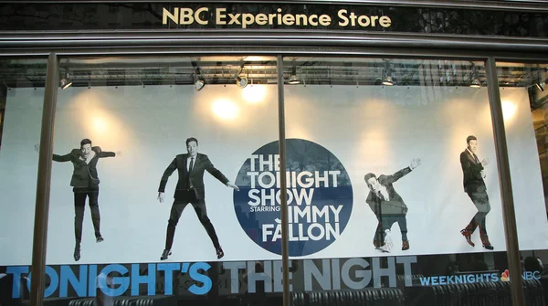 Exhibición de ventana de NBC Experience Store decorada con el logotipo de The Tonight Show with Jimmy Fallon en Rockefeller Center —  Fotos de Stock