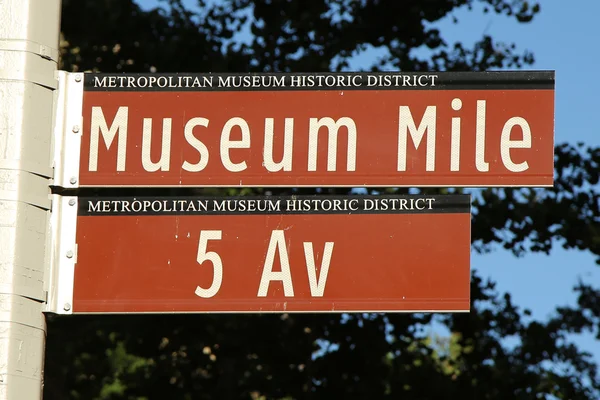 Señales callejeras a lo largo de la milla del museo en Manhattan . — Foto de Stock